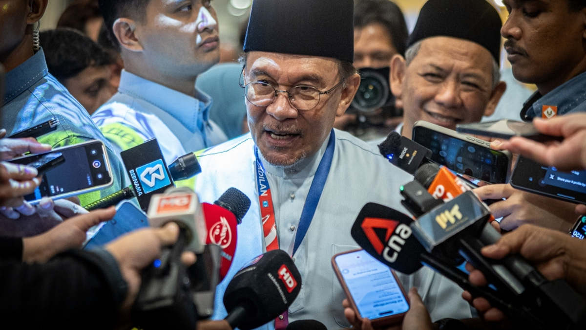 Anwar Rejects Claims of Coalition Tensions, Emphasizes Unity with Zahid